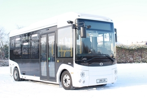 (EV minibus with wheelchair ramp and kneeling system omnicar [de])