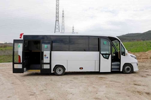 (Rear low entry Iveco Daily 70C city bus with electric access doors [de])