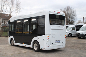 (Omnicar electric minibus – 26-passenger low-entry vehicle with rear wheelchair access for sustainable city mobility [de])