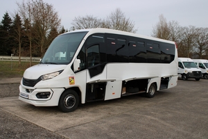 (Iveco 70C18 mixed-use Omnicar minibus with 35 seats and school configuration [de])