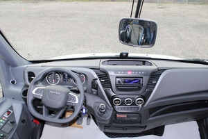 (Driver area with adjustable air-suspension seat and dashboard view iveco 70C18 school version   [de])