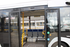 (Omnicar electric minibus – 26-passenger low-entry vehicle with rear wheelchair access for sustainable city mobility [de])