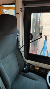 (EV minibus with wheelchair ramp and kneeling system [de])