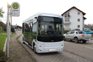 (EV minibus with wheelchair ramp and kneeling system 7 meter  [de])