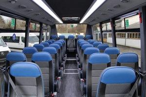 (Interior seating of Iveco school minibus with seat belts and AC vents [de])