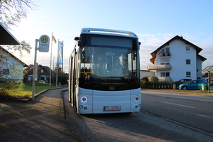 (LED-lit wheelchair ramp and double E-sliding door on compact 6m minibus Omnicar electric Shuttle  [de])