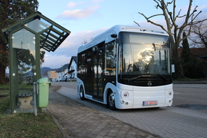 (LED-lit wheelchair ramp and double E-sliding door on compact 6m EV minibus omnicar  [de])