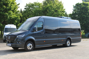 (Mercedes Sprinter VIP minibus 19+1+1 layout with glazed electric door [de])