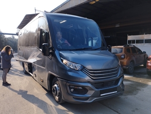 Iveco Daily VIP 29-seat RHD minibus with automatic gearbox