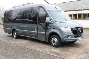 Luxus Mercedes Sprinter VIP 24-Personen-Minibus Außenansicht von vorne