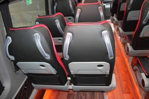 Erweiterter Mercedes Sprinter VIP-Minibus geparkt und zur Lieferung bereit