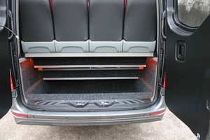 Hinteransicht der Kabine des Mercedes Sprinter VIP 24-Personen-Luxusminibusses