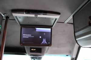 Multimedia-Bildschirm und Premium-Cabin-Funktionen im Sprinter VIP-Minibus