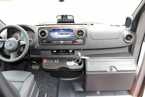 Fahrercockpit und Armaturenbrett des Mercedes-Benz Sprinter VIP-Minibusses