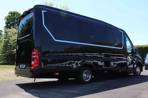 Sprinter VIP microbuz executiv cu 19 locuri, vedere laterală, cu specificații de turism
