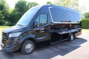 Compartiment de bagaje posterior cu uși oscilante pentru transferuri aeroportuare și executive