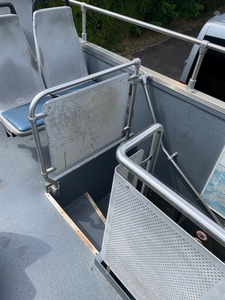 Passagiersitze im Inneren des Neoplan N442 91-Sitzer-Doppeldeckerbusses